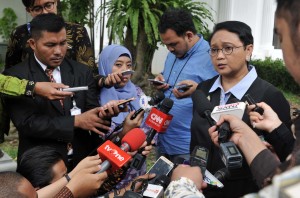 Menlu Retno Marsudi menjawab wartawan, di halaman Istana Merdeka, Jakarta, Selasa (12/9) pagi. (Foto: JAY/Humas)