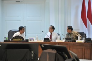 President Jokowi discusses with Minister of State Secretary Pratikno and Cabinet Secretary Pramono Anung on a the sidelines of a limited meeting on Tuesday (12/9), at the Presidential Office, Jakarta