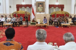 President Jokowi gives directives in a Plenary Cabinet Meeting, at the State Palace, Jakarta, Wednesday (16/5). (Photo: Rahmat/PR)
