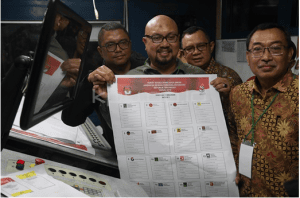 Commissioner of the General Election Commission (KPU) Ilham Saputra shows the 2019 General Election ballot that was printed in Jakarta, Sunday (20/1). (Photo by: Public Relations of the KPU).