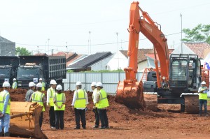 Presiden Jokowi melakukan groundbreaking ruas jalan tol Pemalang-Batang dan Batang-Semarang, Jumat (17/6), Batang, Jawa Tengah. (Foto: Humas/Jay)