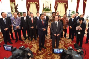 Presiden Jokowi didampingi mantan PM Jepang Yasuo Fukuda selaku pimpinan Japinda menyampaikan keterangan pers, seusai bertemu di Istana Merdeka, Jakarta, Rabu (27/7) pagi. (Foto: Rahmad/Humas)