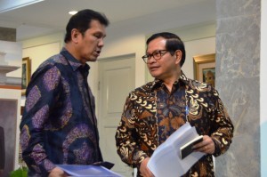 Cabinet Secretary PramonoAnung and Minister of State Apparatus Empowerment and Bureaucratic Reforms AsmanAbnur are about to give a press statement at the Presidential Office, Jakarta, Tuesday (20/9) (Photo by: Public Relations Division/Deni)