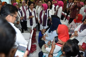Ibu Negara Iriana Joko Widodo didampingi anggota OASE-KK berdialog dengan ibu-ibu di Puskesmas Senen, Jakarta, Selasa (11/10) pagi