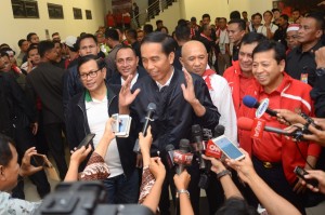 Presiden Jokowi didampingi Seskab Pramono Anung, memberi keterangan pers usai menonton pertandingan bola (3/12). (Foto: Humas/Oji)