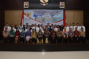 Deputy Cabinet Secretary Ratih Nurdiati, accompanied by Deputy for Cabinet Work Support Yuli Harsono, poses for a group photo with the participants of First Level Functional Translator Education and Training of 2018, at Building III Hall, Ministry of State Secretariat, Jakarta, Tuesday (27/3) (Picture: OJI/PR)