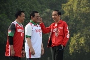 Presiden Jokowi berbincang bersama Seskab dan Menpora sebelum bermain basket dengan Tim DBL, di Istana Kepresidenan Bogor, Jabar, Sabtu (12/5). (Foto: OJI/Humas)
