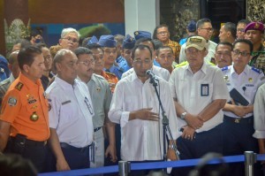 Transportation Minister Budi K. Sumadi accompanied by Head of Basarnas M. Syaugi and Head of KNKT Soerjanto Tjahjono delivers a press statement, at Crisis Center, Soekarno Hatta International Airport, Monday (29/10). (Photo by: Agung/ PR Division)