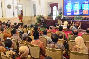 Presiden Jokowi memberikan arahan kepada para pejabat eselon I dan II PTN dan Kemristekdikti, di Istana Negara, Jakarta, Rabu (10/10) siang. (Foto: Deny S/Humas)