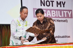 Minister of Industry Airlangga Hartarto and Minister of Social Affairs Agus Gumiwang Kartasasmita signs MoU in Jakarta, Thursday (27/12). (Photo by: Ministry of Industry PR).