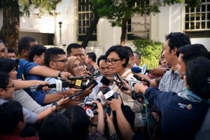 Menteri Keuangan Sri Mulyani Indrawati menjawab wartawan, di halaman Istana Negara, Jakarta, Kamis (28/7) siang. (Foto: OJI/Humas)
