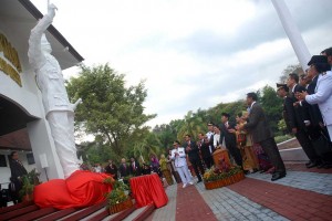 Presiden Jokowi meresmikan patung pendiri IPDN, Bung Karno, di kampus IPDN, kawasan Jatinangor, Kab. Sumedang, Jawa Barat, Senin (8/8) siang