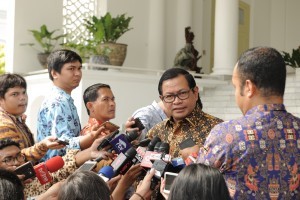 Cabinet Secretary answers the reporters questions after accompanying President Jokowi to receive the Swiss economic delegation, at the Bogor Presidential Palace, West Java, Friday (14/7) morning. (Photo: PR/Dinda)