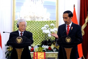 Presiden Jokowi saat menerima kunjungan Sekjen Partai Republik Sosialis Vietnam Nguyen Phu Trong, di Istana Merdeka Jakarta, pada Rabu (23/8) siang. (Foto: Humas/Oji)