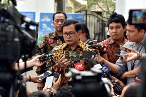 Cabinet Secretary Pramono Anung answers the reporters questions after the Plenary Cabinet Meeting, at the State Palace Courtyard, Jakarta, Tuesday (29/8) afternoon. (Photo: PR/Jay).