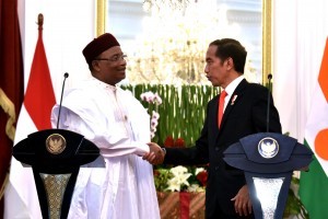 President Jokowi talks with President Niger Issoufou Mahamadou after a joint press conference at the Presidential Palace, Jakarta, Monday (16/10) afternoon. (Photo: OJI/PR)