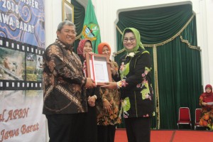 Gubernur Aher menyerah DIPA kepada Bupati Subang yang berlangsung di Aula Barat Gedung Sate, Bandung Wetan, Kota Bandung, Selasa (19/12).