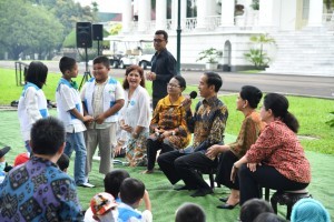 President Jokowi accompanied by First Lady Iriana, Minister of Health, and Minister Minister of Women Empowerment and Child Protection dialogue with cancer survivors, at the Presidential Palace Bogor, West Java, Friday (6/4). (Photo by: Bureau of Press, Media and Information)
