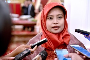 Commissioner of Business Competition Supervisory Commission answers the press questions after being inaugurated by President Joko Widodo, at the State Palace, Jakarta, Wednesday (2/5). (Photo by: Public Relations/Agung).