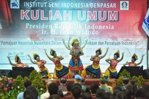 A dance performance before a public lecture by President Jokowi during the 15th Dies Natalis of ISI Denpasar, on Saturday (23/6) (Photo: PR/Anggun)