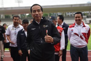 President Jokowi accompanied by a number of officials inspects the preparation of 2018 Asian Games at Gelora Bung Karno Stadium, Senayan, Jakarta, Monday (25/6). (Photo: Oji/PR)