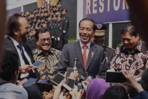 President Jokowi answers reporters question after attending the Nasdem Party event in Jakarta, Monday (16/7). (Photo by: Oji/Public Relations Division)