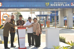 Presiden saat meresmikan tol di gerbang tol Ngemplak Kabupaten Boyolali, Jawa Tengah, Minggu (15/7). (Foto: Humas/Jay)