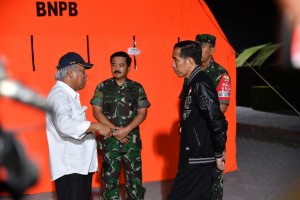 Presiden berdiskusi dengan Menteri PUPR dan Panglima TNI di Lombok Utara, NTB, Senin (13/8). (Foto: BPMI)