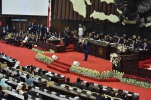 President Jokowi bows to audience before delivering his speech at the Annual Session of the Peoples Consultative Assembly of the Republic Indonesia 2018 on Thursday (8/16. (Photo by: Oji/Public Relations).