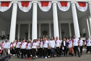 President Jokowi together with a number of athletes, social media activists, and celebrities on the front yard of Bogor Presidential Palace, West Java, Saturday (4/8). (Photo by: Jay/Public Relations Division).