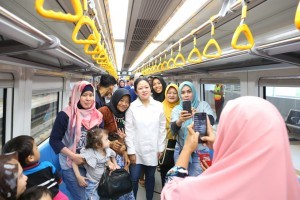 Minister for Human Development and Culture Puan Maharani tries Palembang LRT, Saturday (11/8) (Photo: Coordinating Ministry for Human Development and Culture)