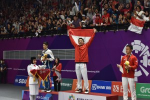 Pebulutangkis Jonatan Christie atau Jojo menjuarai nomor tunggal putra Asian Games 2018, setelah di final, di Istora GBK, Jakarta, Selasa (28/8) siang, mengalahkan Chou Tien Chen (China Taipei). (Foto: OJI/Humas)