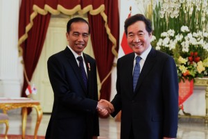 President Jokowi receives South Korean Prime Minister Lee Nak-yeon at the Merdeka Palace, Jakarta, Monday (20/8). (Photo by: Oji/ Public Relations Division of Cabinet Secretariat).