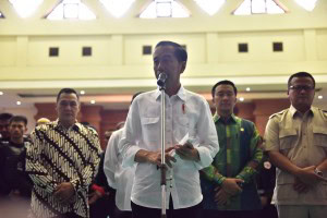 Presiden Jokowi menjawab wartawan saat meninjau venue Pencak Silat Asian Games 2018, di TMII, Jakarta, Senin (6/8) pagi. (Foto: OJI/Humas)