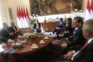 President Jokowi, accompanied by several Cabinet Ministers, receives former Deputy Prime Minister of Malaysia Anwar Ibrahim at the Bogor Palace, Thursday (30/8). (Photo by: Antara).