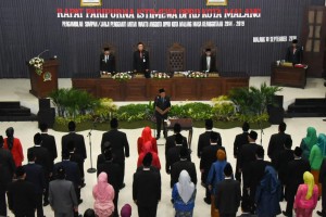 Mendagri Tjahjo Kumolo didampingi Gubernur Jatim menyampaikan pelantikan 40 anggota DPRD Kota Malang hasil PAW, di Gedung DPRD Kota Malang, Jatim, Senin (10/9) siang. (Foto: Puspen Kemendagri)