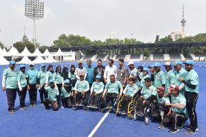 President Jokowi with Lawn Ball athletes at the GBK Stadium Complex, Jakarta, Thursday (9/27). (Photo by: Jay/Public Relations Division)