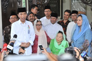 President Jokowi and Ibu Sinta Nuriyah hold a press conference after a meeting at Ciganjur, Jakarta, Friday (7/9) (Photo by: Jay/ Public Relations Division of Cabinet Secretariat)