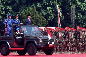 President Jokowi inspects the troops during a ceremony commemorating the 73rd anniversary of Indonesia's National Defense Forces (TNI), at the TNI Headquarters Cilangkap, Jakarta, Friday (5/10). (Photo by: OJI/PR Division).
