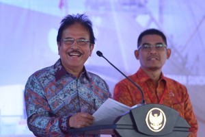 Minister of Agrarian and Spatial Planning/Head of the National Land Agency (BPN) Sofyan Djalil delivers report during the distribution of 10,000 land certificates at the Kawasan Berikat Nusantara (KBN) industrial bonded zone in Marunda, North Jakarta, Wednesday (17/10). (Photo by: Oji/PR Division).