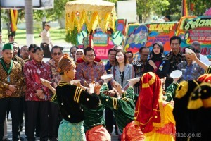Dancers perform traditional dance to welcome Cabinet Seretary Pramono Anung at Univesitas Negeri Padang (Padang State University) in Padang, West Sumatra, Saturday (20/10). (Photo by: Dindha M/ PR Division).