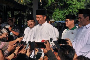 President Jokowi, accompanied by Cabinet Secretary Pramono Anung and East Java Governor Soekarwo, responds to reporters questions after commencing Santri Fun Walk, in Sidoarjo, East Java, on Sunday (28/8). (Photo by: Jay/ PR Division)