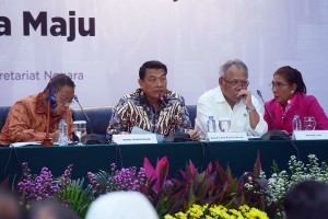 Presidential Chief of Staff Moeldoko accompanied by a number of ministers during the press conference at the Building III of the Ministry of State Secretariat, Jakarta, Tuesday (23/10). (Photo by: Agung/Public Relations).