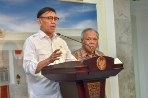 Coordinating Minister for Political, Legal and Security Affairs Wiranto accompanied by Minister of Public Works and Public Housing on Press Release after Limited Cabinet Meeting, at the Presidential Office, Jakarta, Tuesday (2/10). (Photo by: Public Relations/Jay).