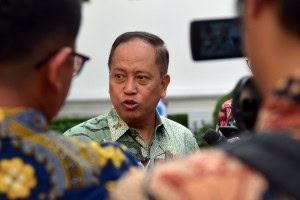 Minister of Research, Technology and Higher Education M. Nasir answers to reporters question after attending plenary cabinet meeting, at State Palace, Jakarta, Tuesday (16/10). (Photo: Rahmat/PR)