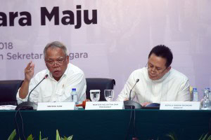 Menteri PUPR Basuki Hadimuljono didampingi Kepala Bekraf dalam pada konperensi pers Laporan 4 Tahun Pemerintahan Jokowi-JK, Membangun Manusia Indonesia Menuju Negara Maju, di Aula Gedung III Kemensetneg, Jakarta, Selasa (23/10) siang. (Foto: AGUNG/Humas)