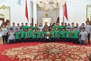 President Jokowi and Minister of Youth and Sports Imam Nahrawi pose for a group photo with players, coaches, and official of Indonesian U-16 National Football Team at the Merdeka Palace, Jakarta, Thursday (4/10). (Photo by: Oji/Public Relations).