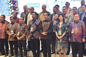 President Jokowi accompanied by a number of ministers attends Tri Hita forum, at Sofitel Hotel, Nusa Dua, Thursday (11/10). (Photo: JAY/PR)