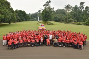President Jokowi accompanied by Coordinating Minister for Human Development and Culture and Minister of Youth and Sports pose for a group photo with the 2018 Asian Para Games Athletes at Bogor Presidential Palace, West Java Province, Saturday (13/10). (Photo: Oji/PR)