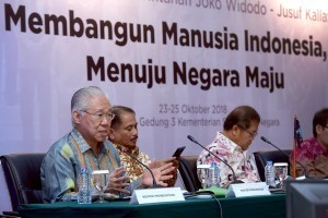 Minister of Trade Enggartiasto Lukita accompanied by a number of ministers during the press conference, at the Building III of the Ministry of State Secretariat, Jakarta, Tuesday (23/10). (Photo by: Agung/Public Relations).